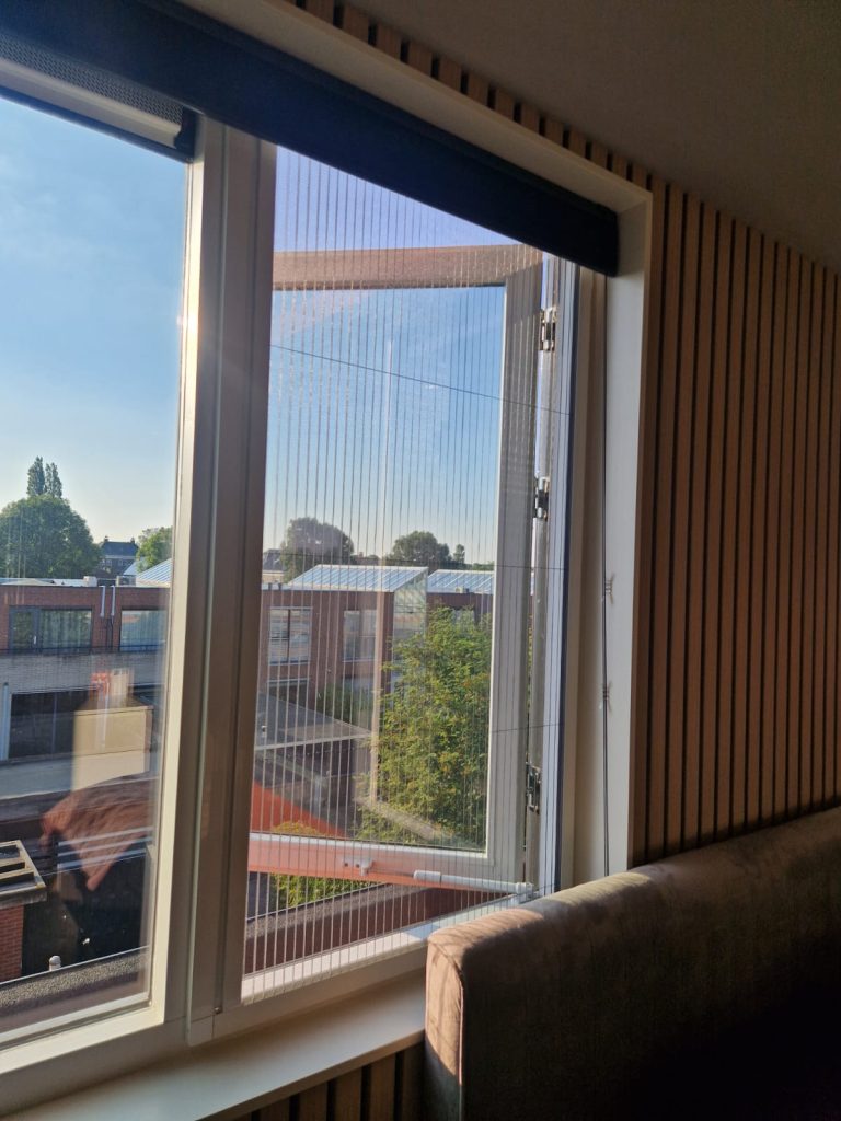 Waarom een geruisloze hordeur een groot verschil maakt in dagelijks gebruik